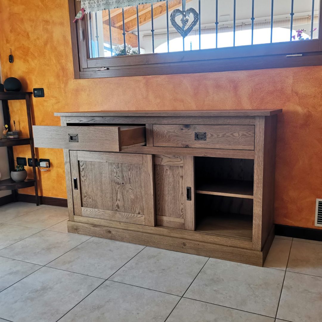 Vista angolare della credenza buffet in legno rovere, finitura patinata di alta qualità.