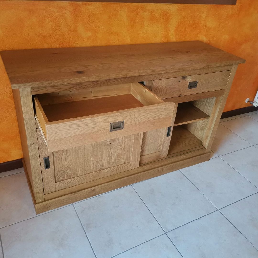 Mobile buffet in rovere con ante chiuse, design pulito ed elegante per la casa.