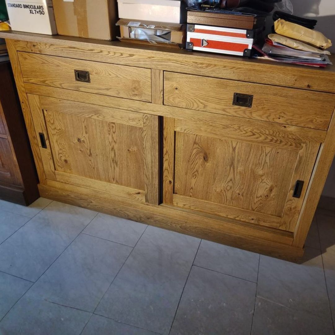 Dettaglio mobile credenza in rovere, cassetto aperto che mostra lo spazio interno.