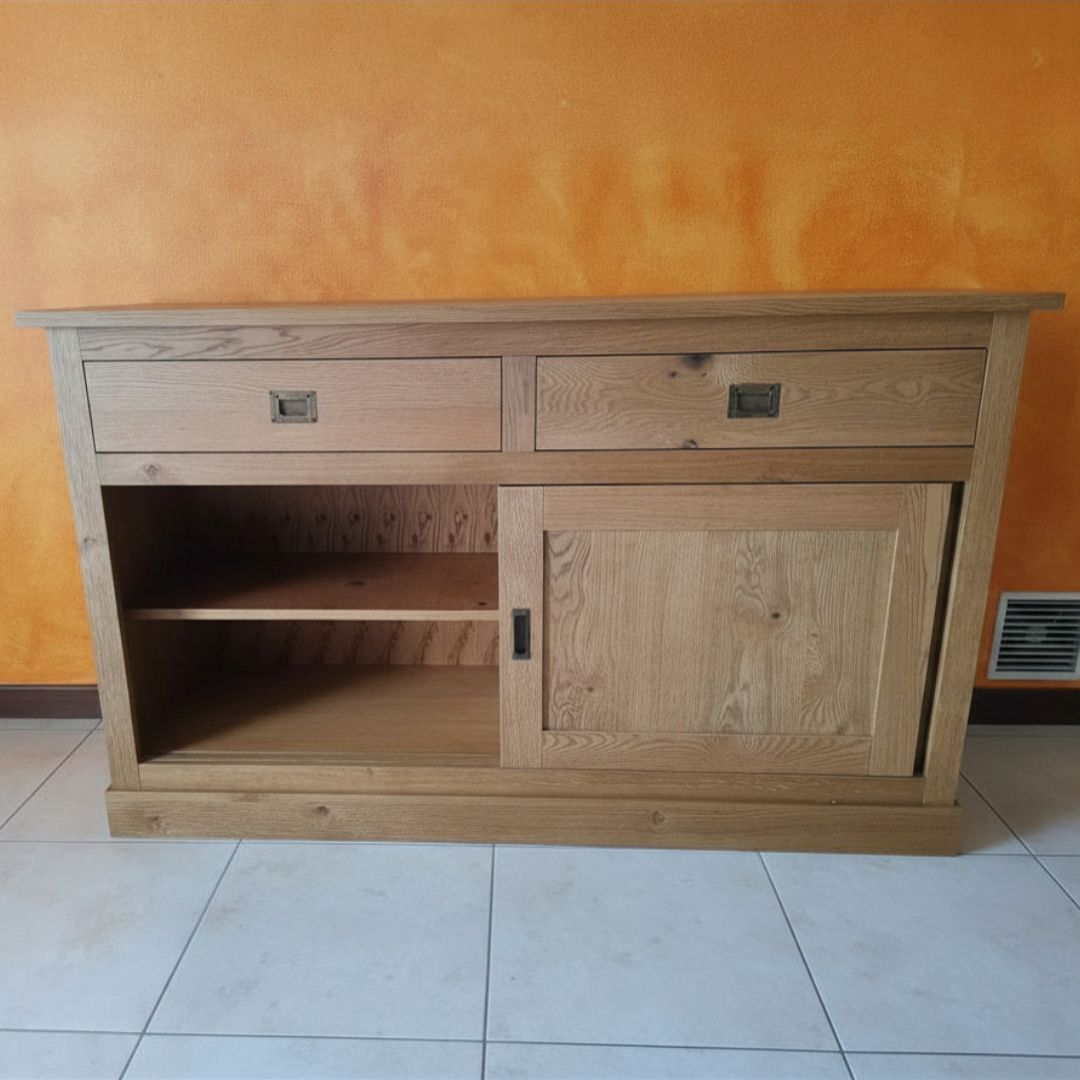 Vista laterale della credenza in rovere nodato, evidenziando la venatura del legno e la struttura.