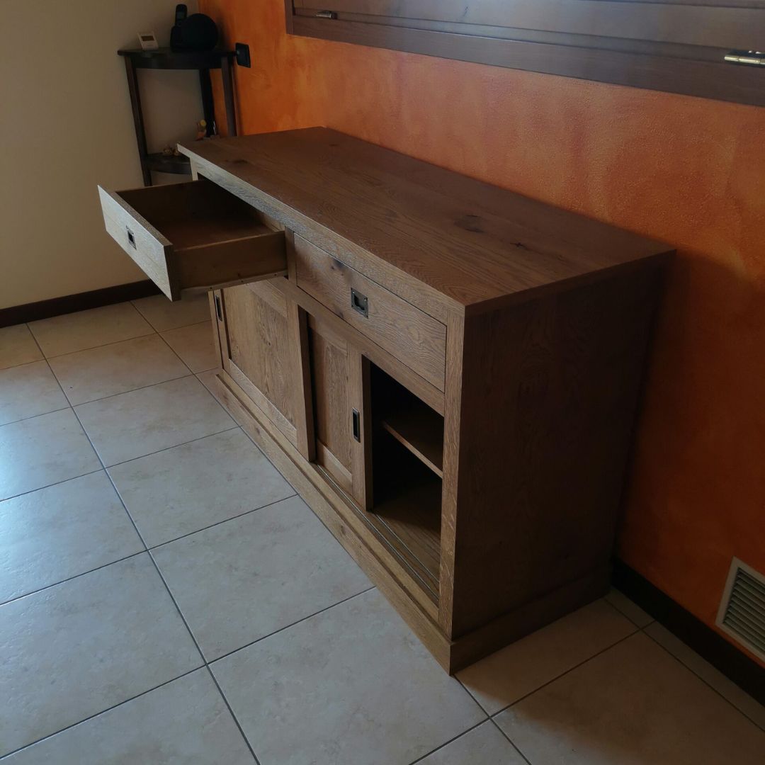 Dettaglio della guida scorrevole e maniglia incassata della credenza in rovere