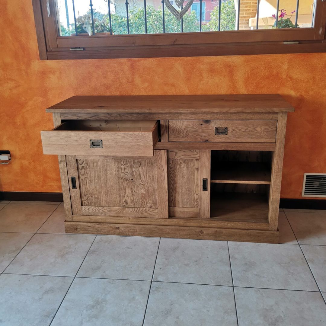 Credenza buffet in rovere con vani a giorno, ideale per arredare il soggiorno.