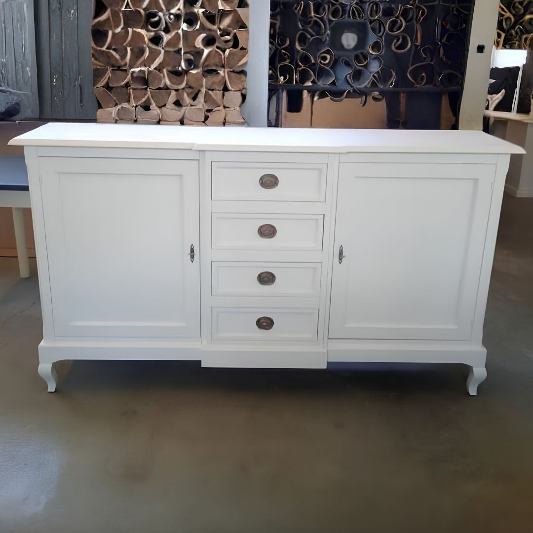 Credenza 2 ante e 4 cassetti in legno bianco opaco stile Arte Povera, posizionata sotto un quadro con papaveri rossi.