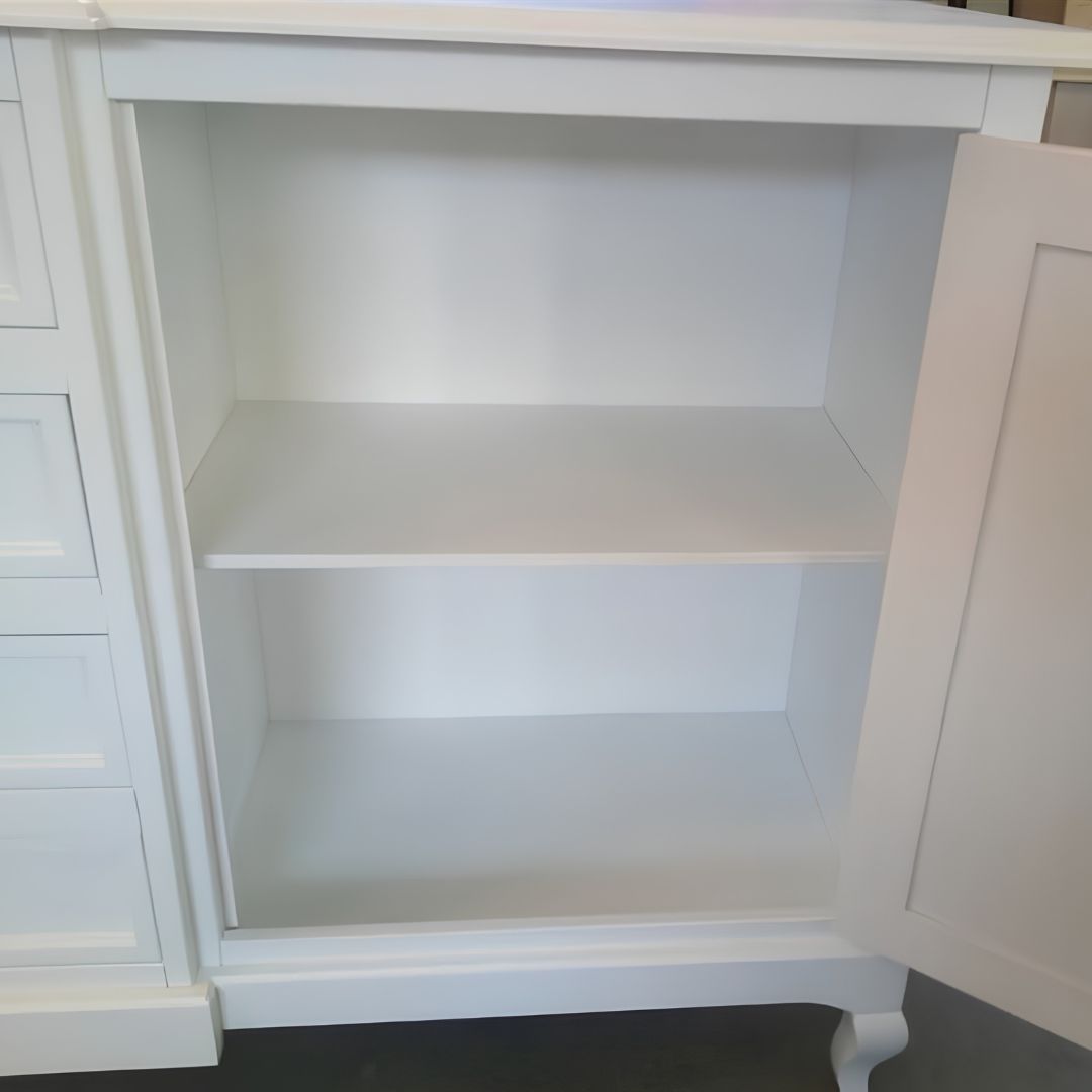 Madia in legno bianco opaco stile classico con piano d'appoggio decorato, ideale per cucina o sala da pranzo.