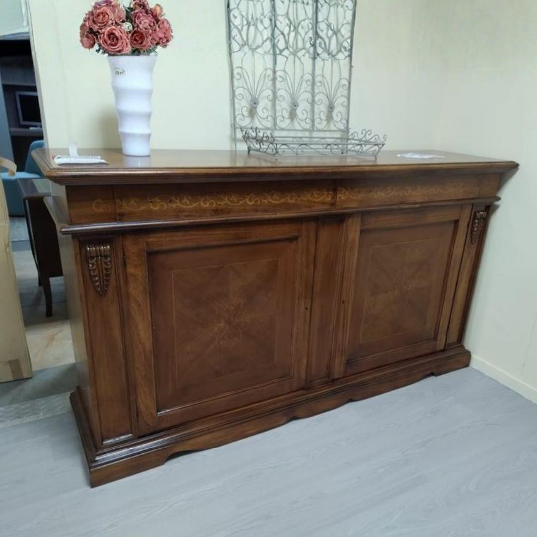 Elegante credenza madia in legno finitura Noce Scuro Bassano con due ante decorate, stile arte povera.