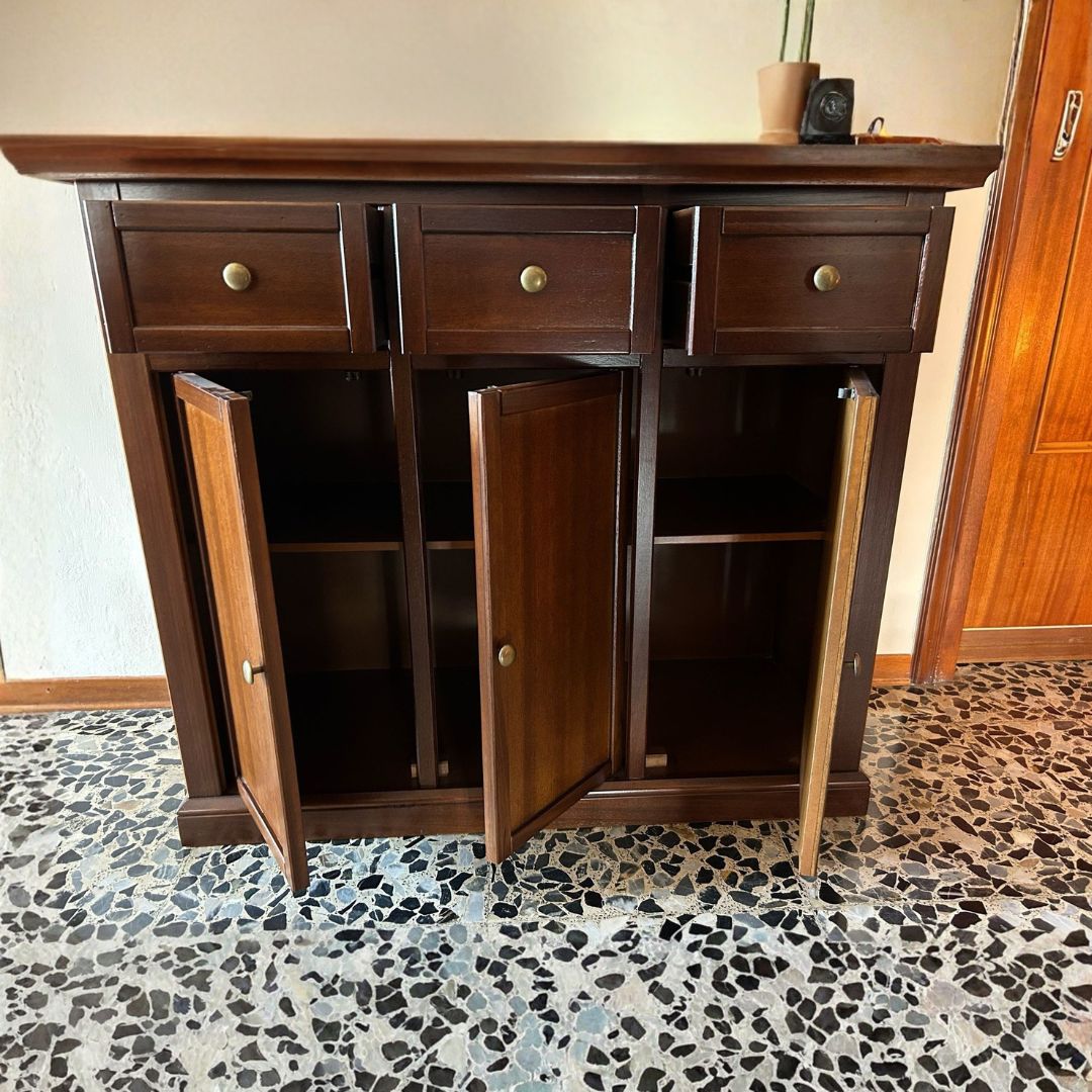 Interno credenza madia in legno noce scuro stile arte povera con ante e cassetti aperti
