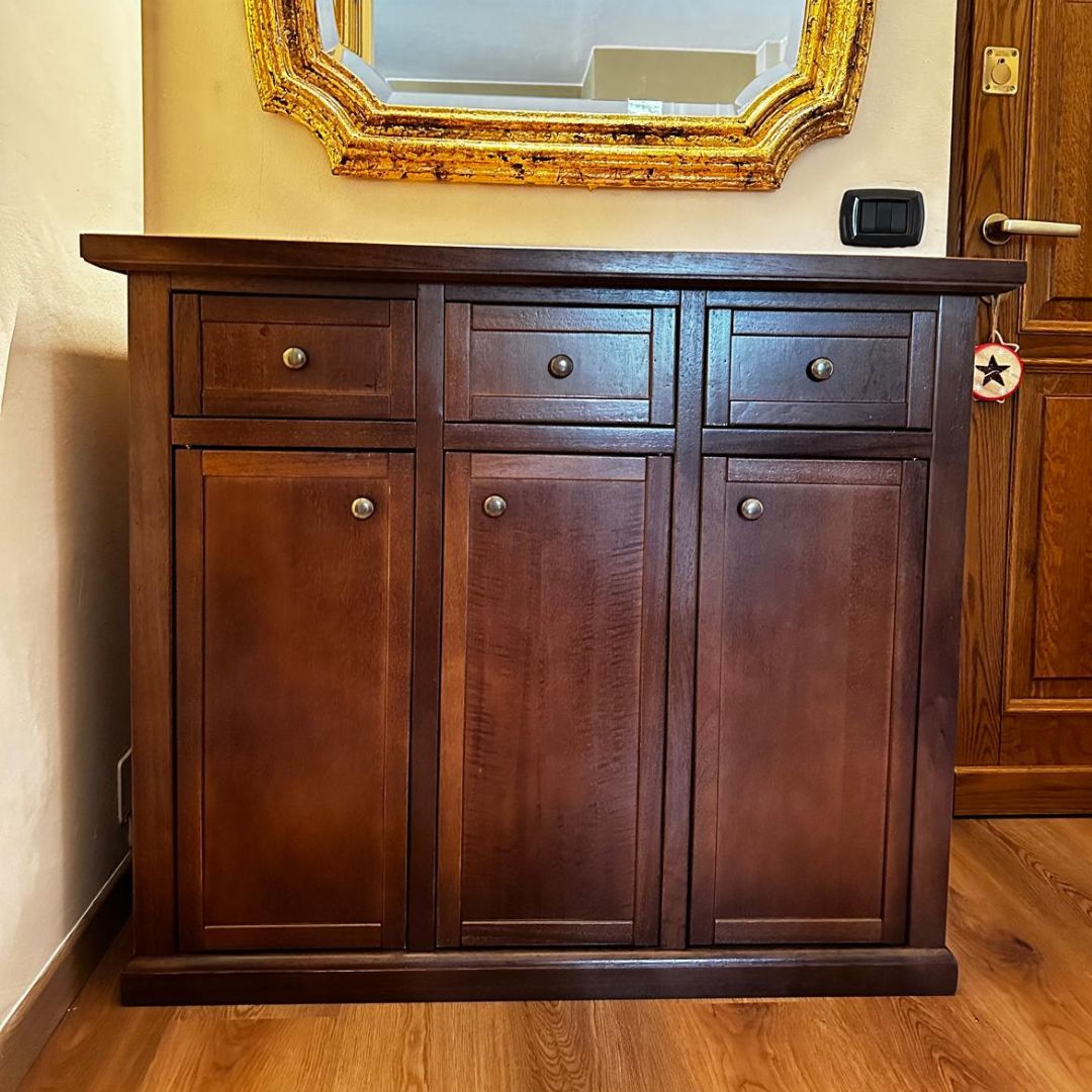 Credenza madia in legno noce scuro stile arte povera con 3 ante e 3 cassetti vista frontale