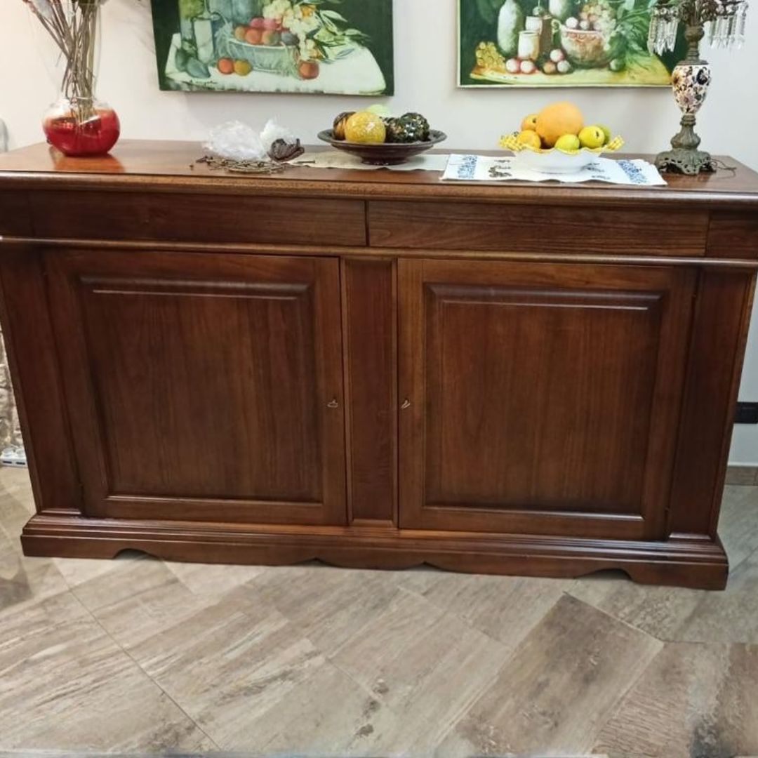 Credenza in stile classico color noce scuro con finitura Bassano, dotata di due ante e due cassetti superiori.