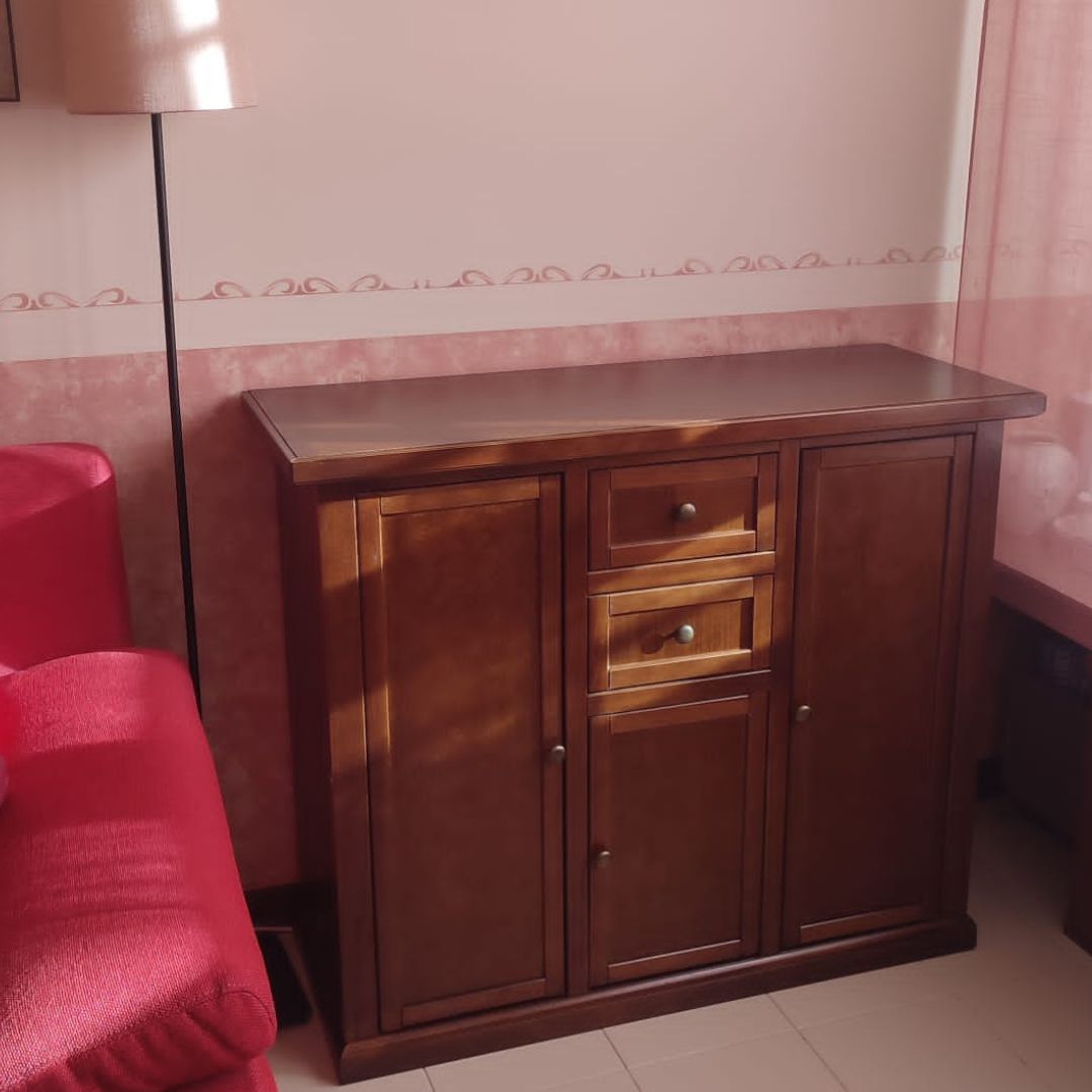 Credenza moderna in stile classico color noce scuro, perfetta per arredamento soggiorno.
