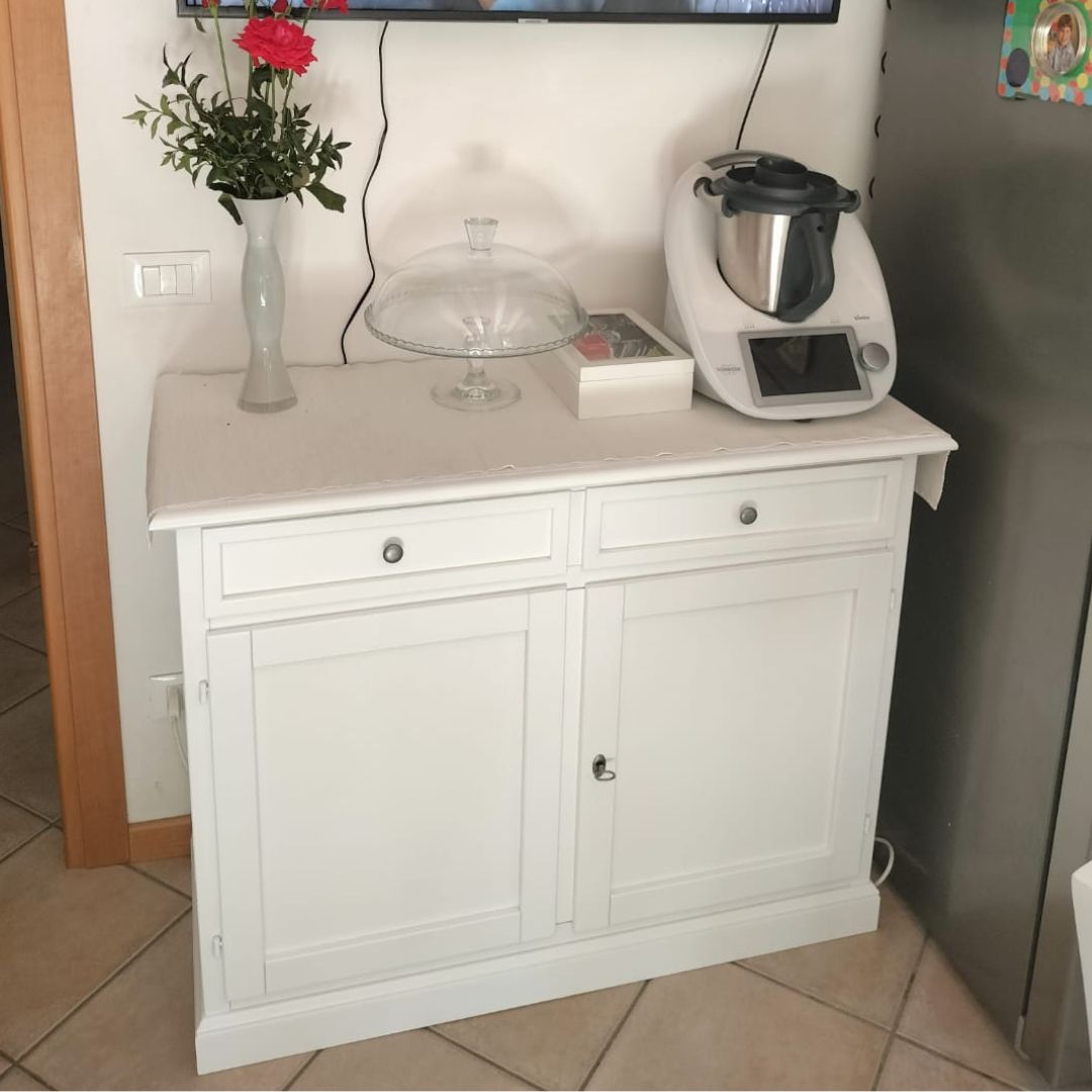 Mobile credenza bianco in stile Arte Povera con piano d'appoggio decorato, ideale per cucina o soggiorno.