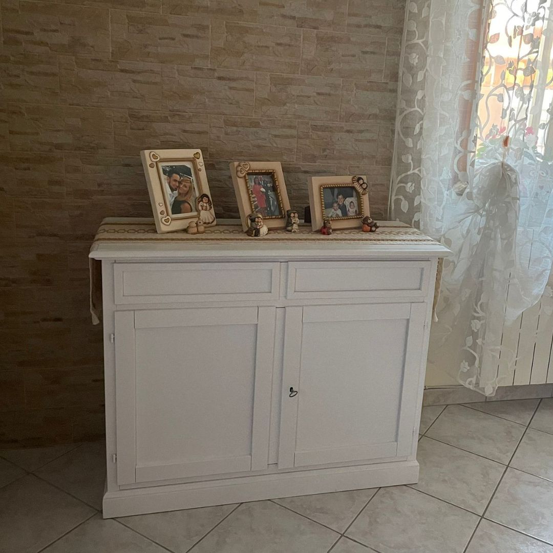 Credenza stile classico bianco opaco, elegante e rifinita, perfetta per arredamento tradizionale.