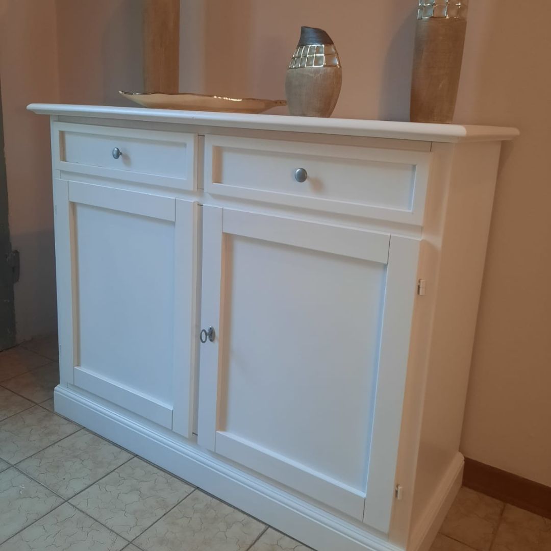 Mobile credenza in legno bianco opaco, vista angolare, design curato e stile intramontabile.