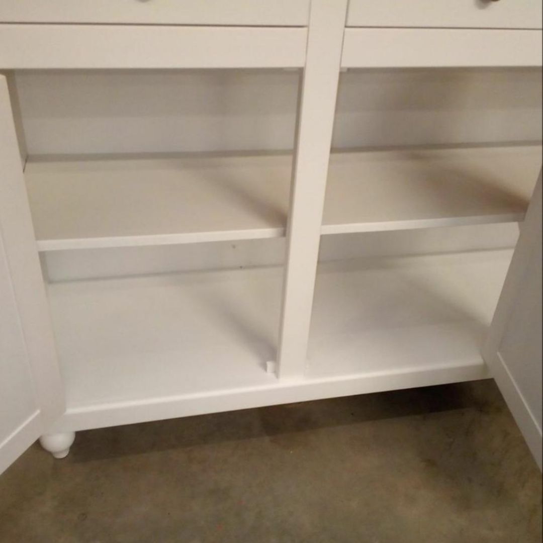 Mobile credenza classico bianco opaco con quattro cassetti e quattro sportelli, vista frontale.