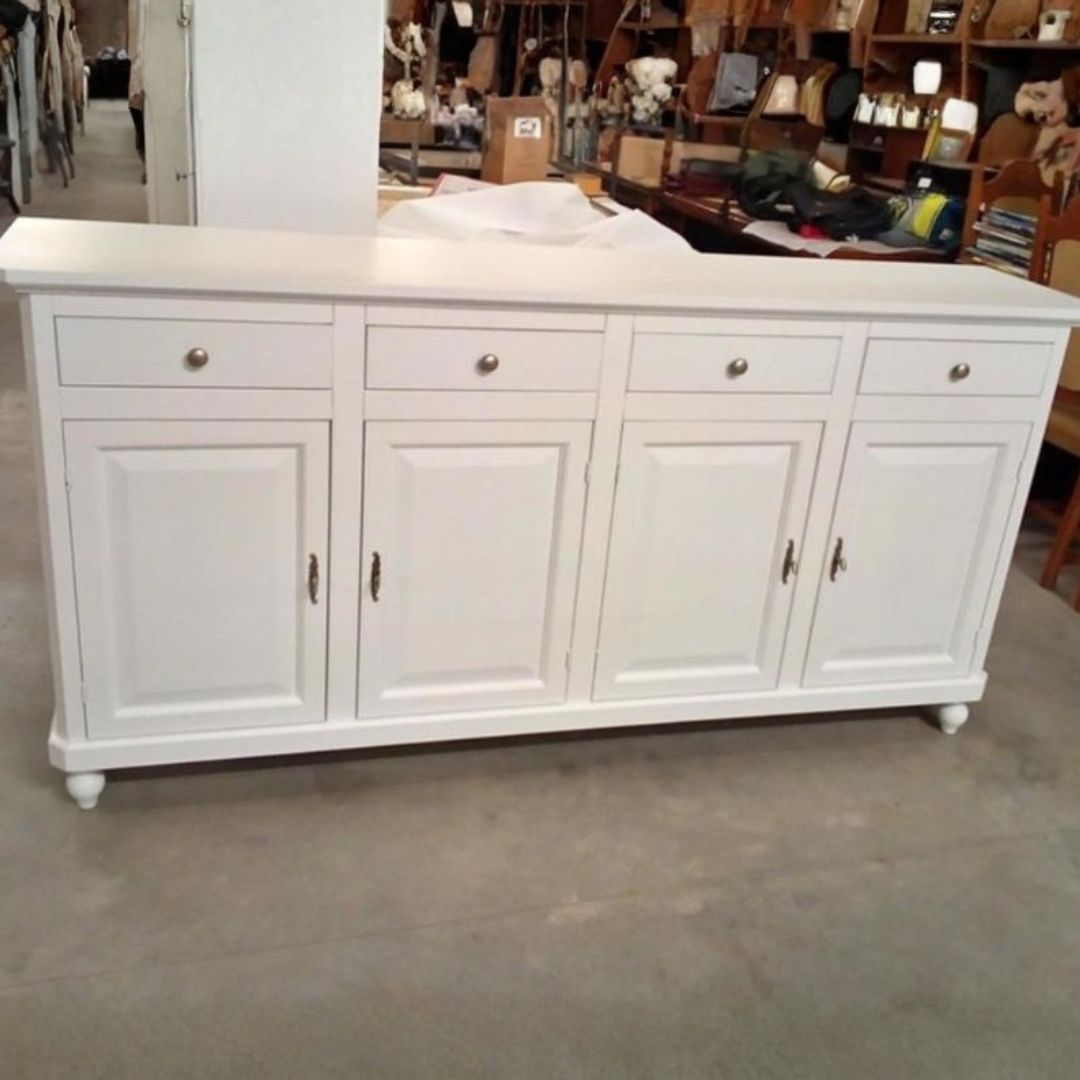 Credenza in legno bianco vista lateralmente in contesto di laboratorio o esposizione.