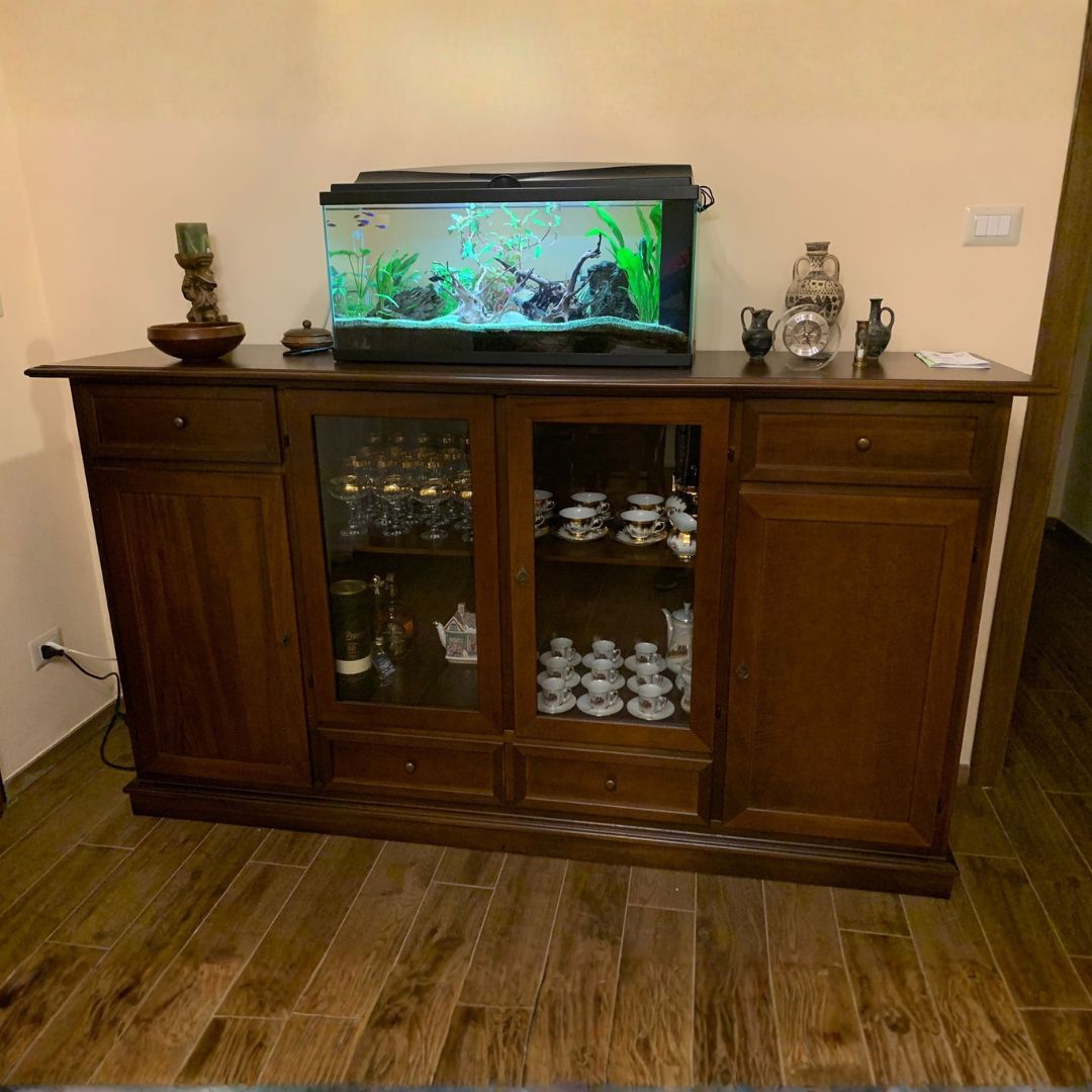 Credenza noce scuro, 4 ante (2 in vetro) e 4 cassetti, esposizione stoviglie