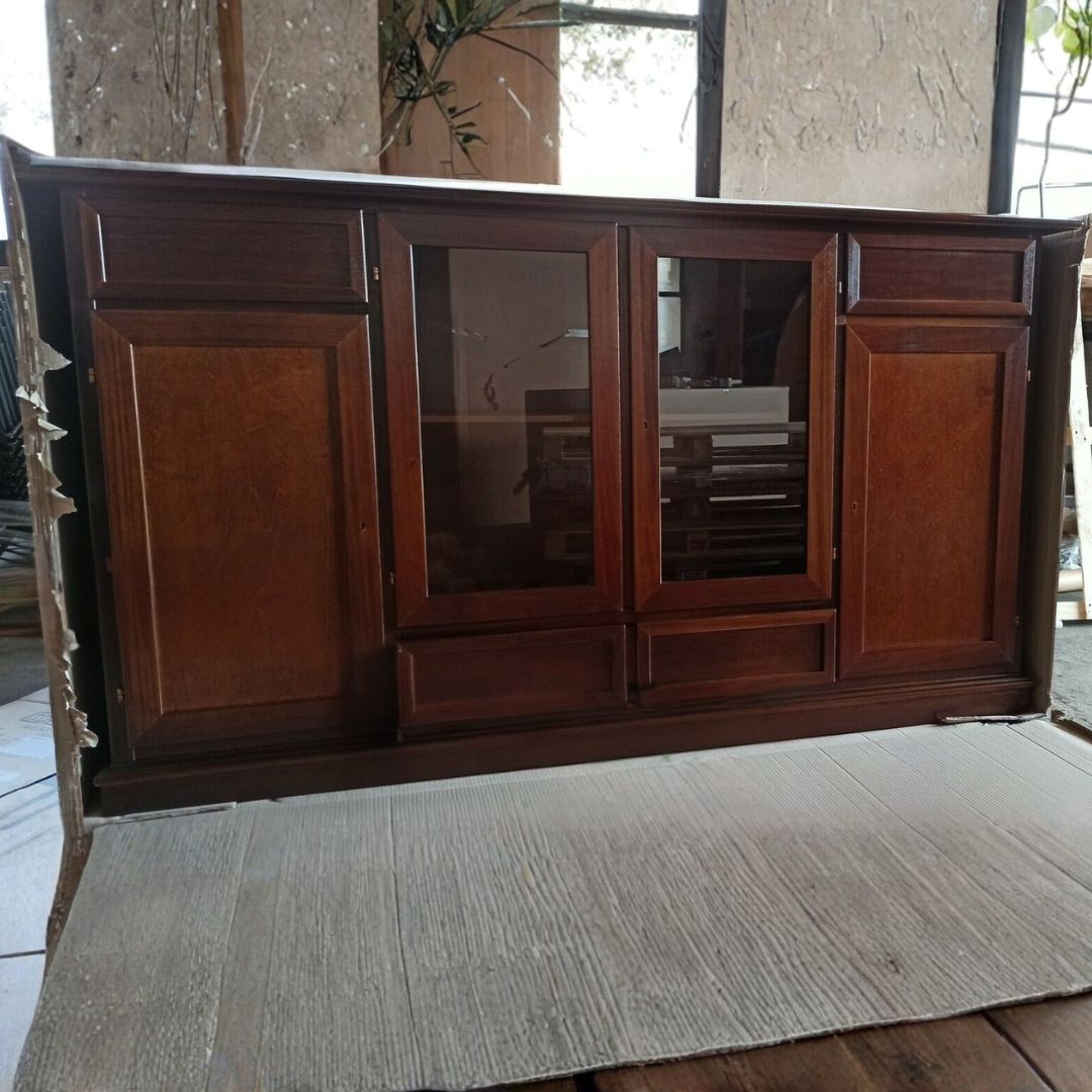 Credenza noce scuro 4 ante (2 in vetro) e 4 cassetti, vista angolare