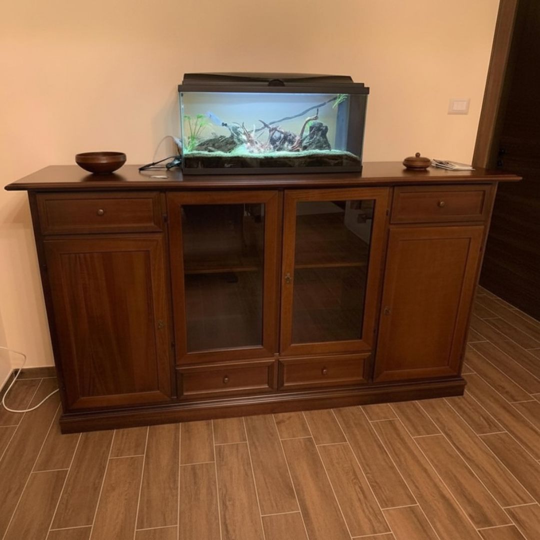 Credenza in legno massello finitura noce scuro, 4 ante e 4 cassetti, con acquario posizionato sopra