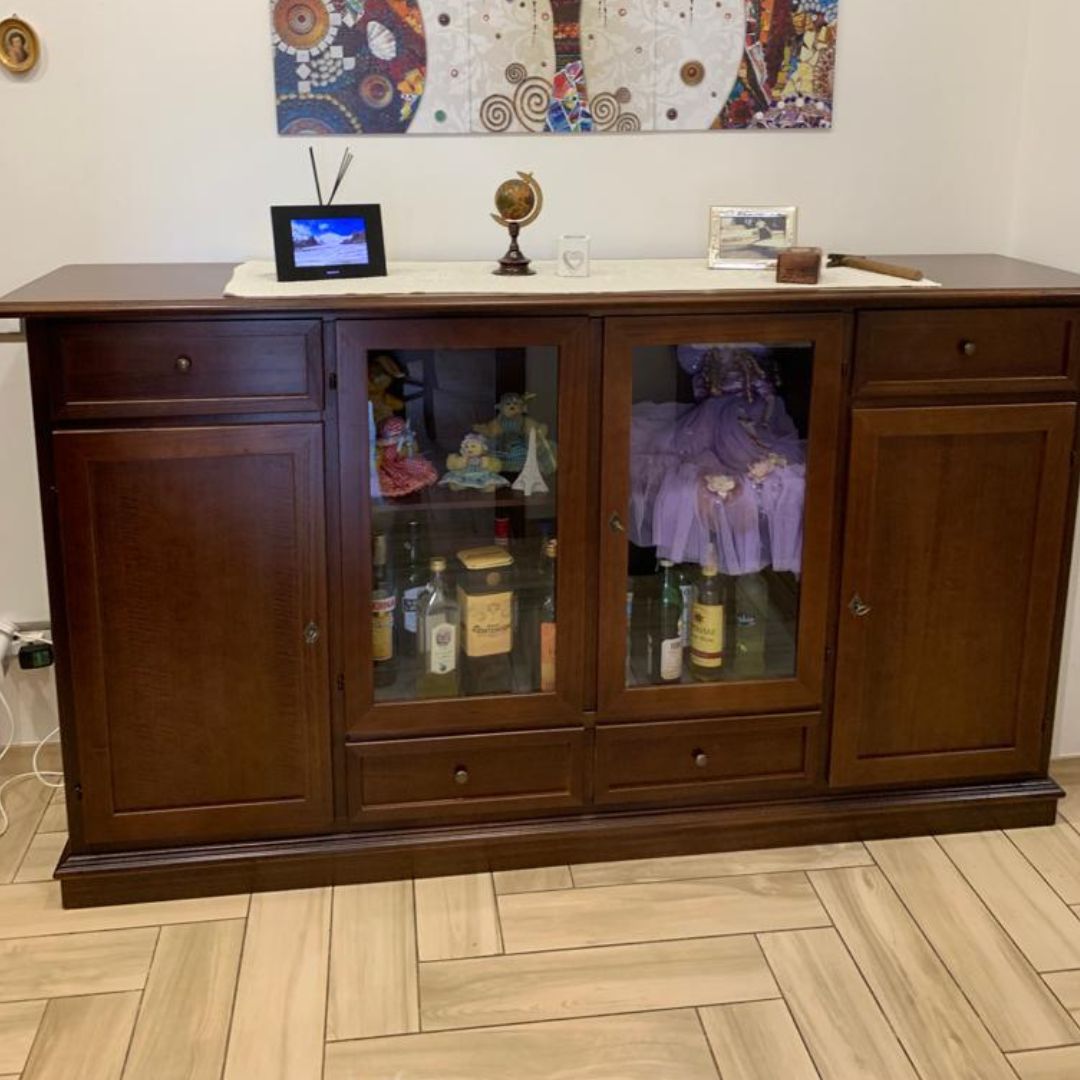 Credenza arte povera 4 ante e 4 cassetti, interno vetrina con liquori e decorazioni