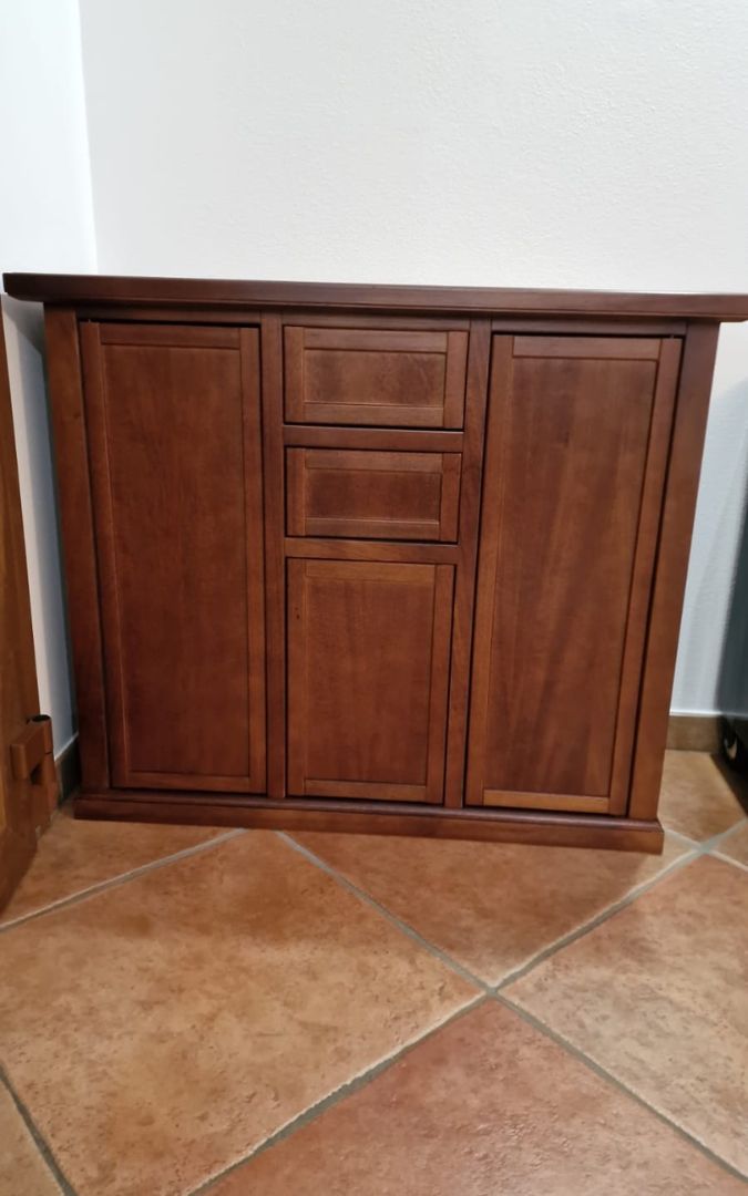 Mobile credenza in legno noce scuro, vista frontale con due ante laterali cieche
