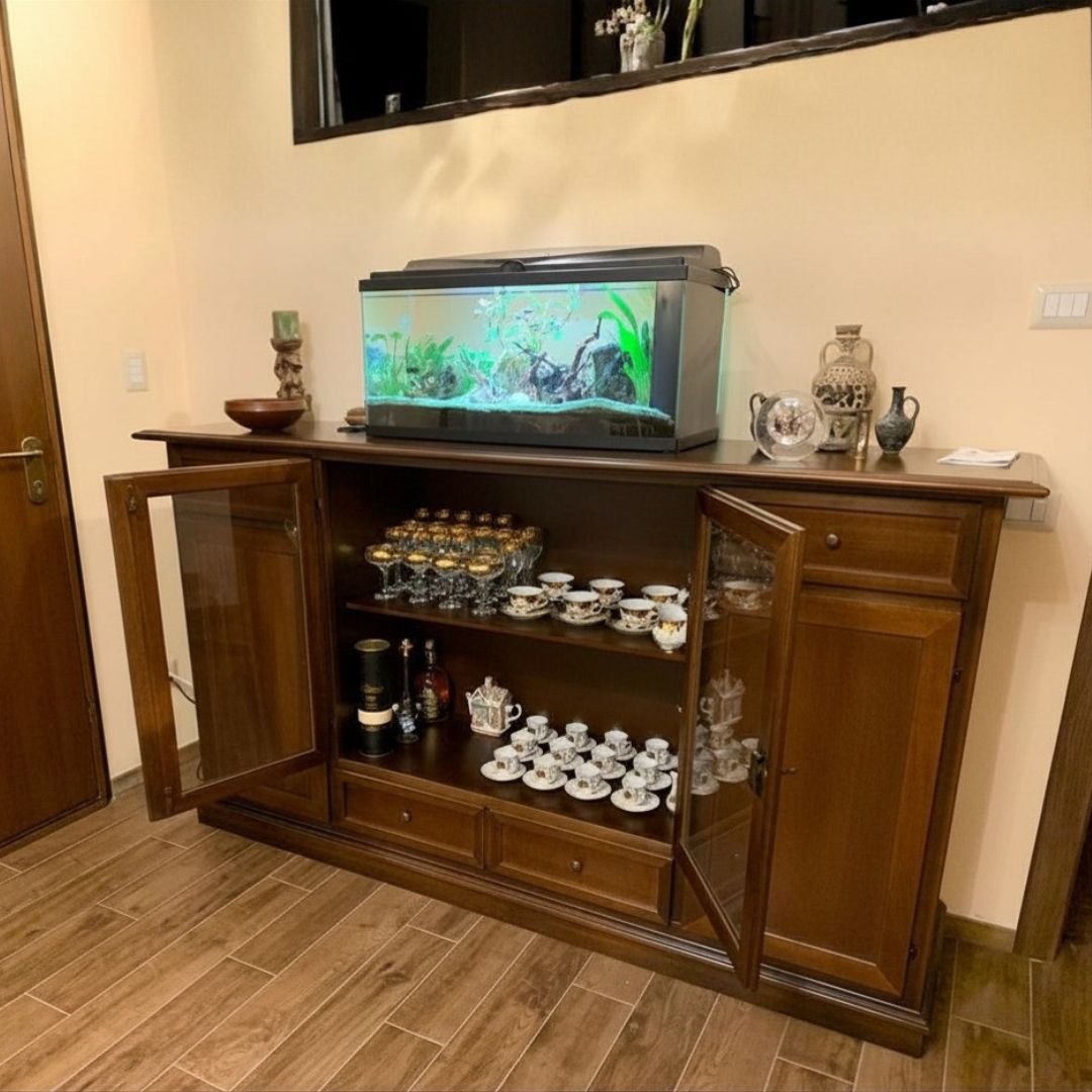 Credenza in legno arte povera con 4 ante e 4 cassetti, ante centrali a vetro con stoviglie