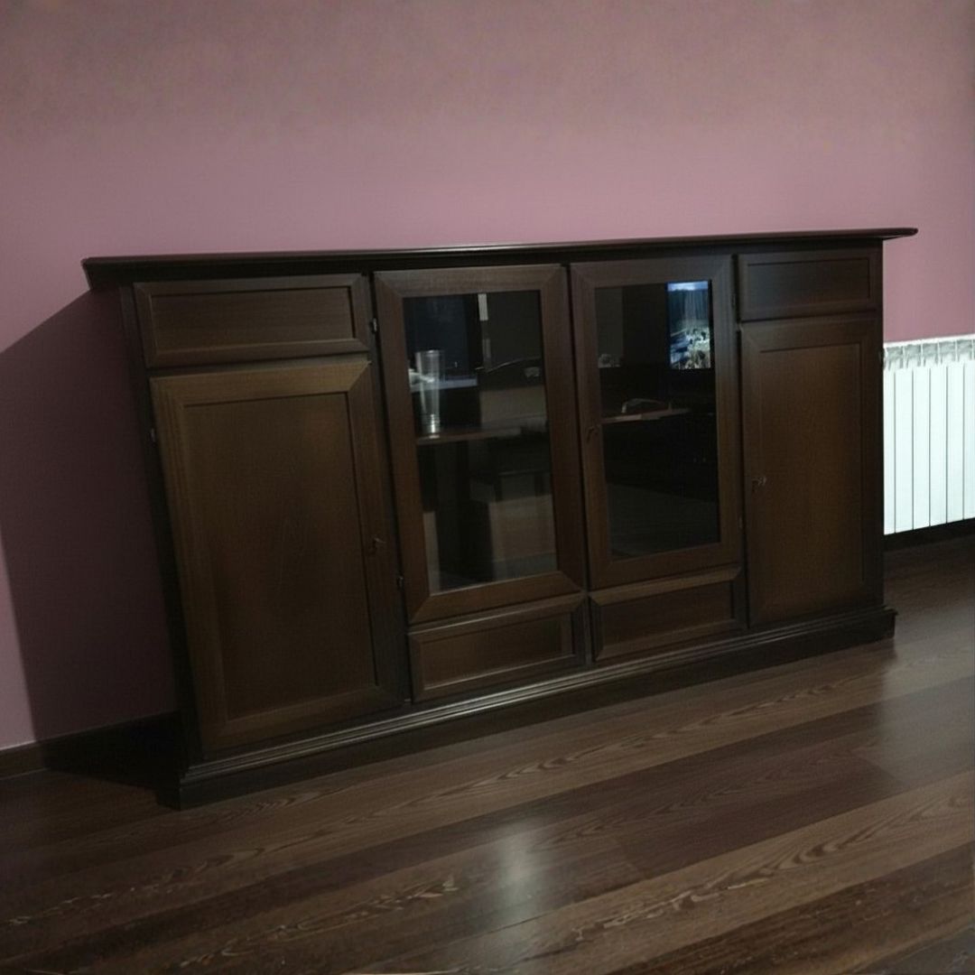 Credenza in legno scuro stile classico, 4 ante e 4 cassetti, vista frontale