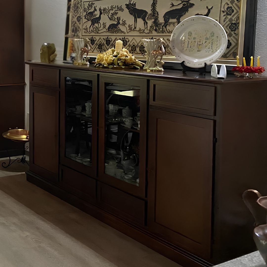 Credenza noce scuro con 4 ante, decorata con piatti e vasi, stile arte povera