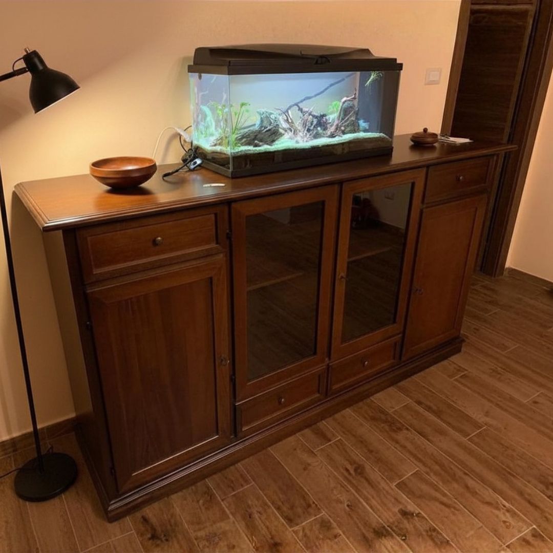 Credenza in legno noce scuro con acquario sopra, 4 ante e 4 cassetti
