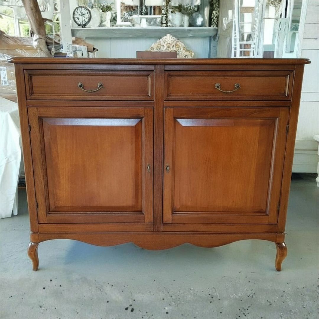 Dettaglio credenza in legno finitura Bassano in un ambiente domestico, stile tradizionale con 2 ante e 2 cassetti.