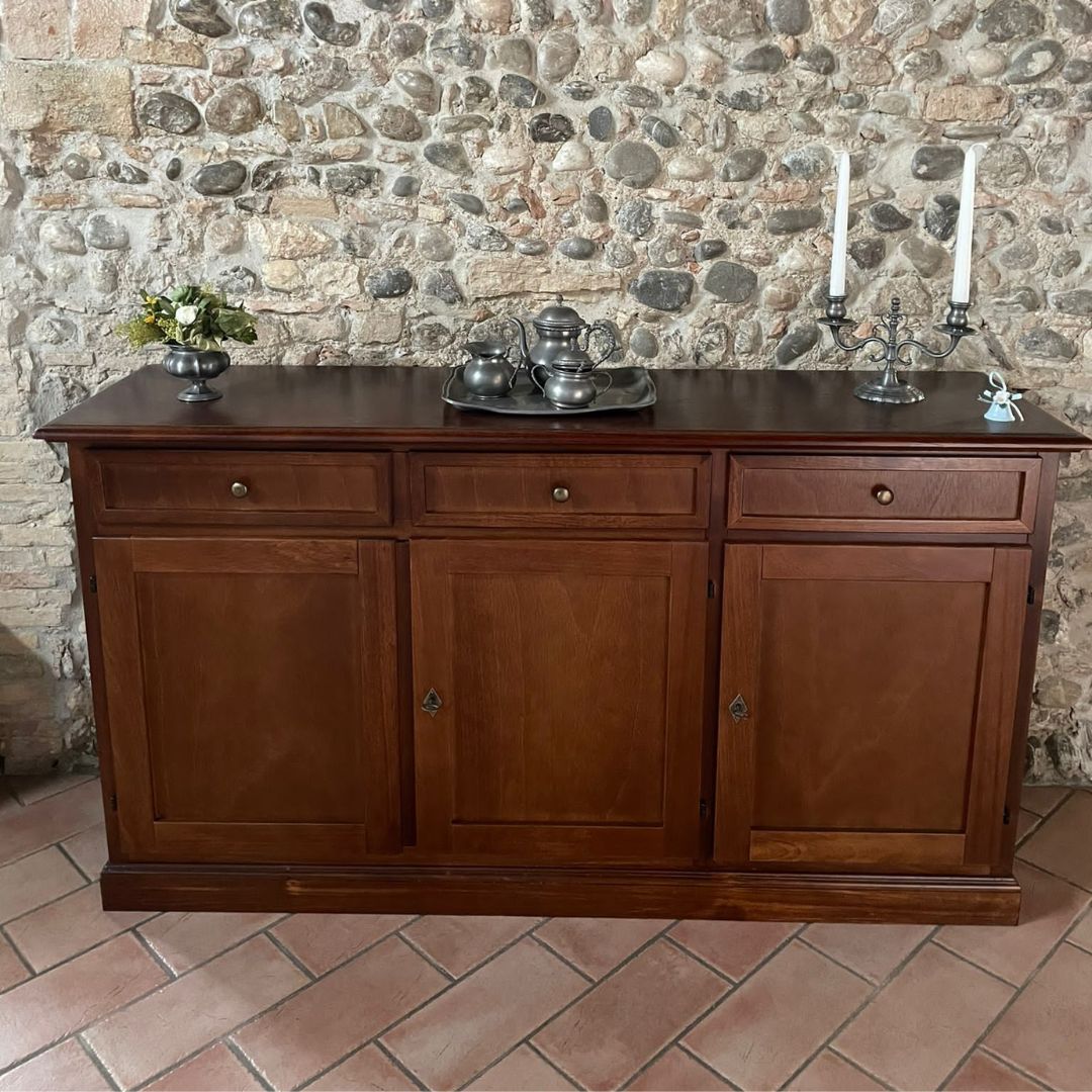 Credenza in legno 3 ante e cassetti aperti, vista interna dei ripiani