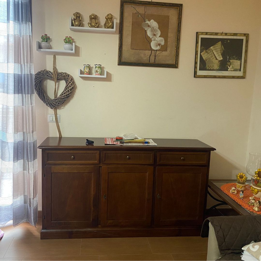 Mobile contenitore in legno stile arte povera con 3 ante e cassetti, vista interna