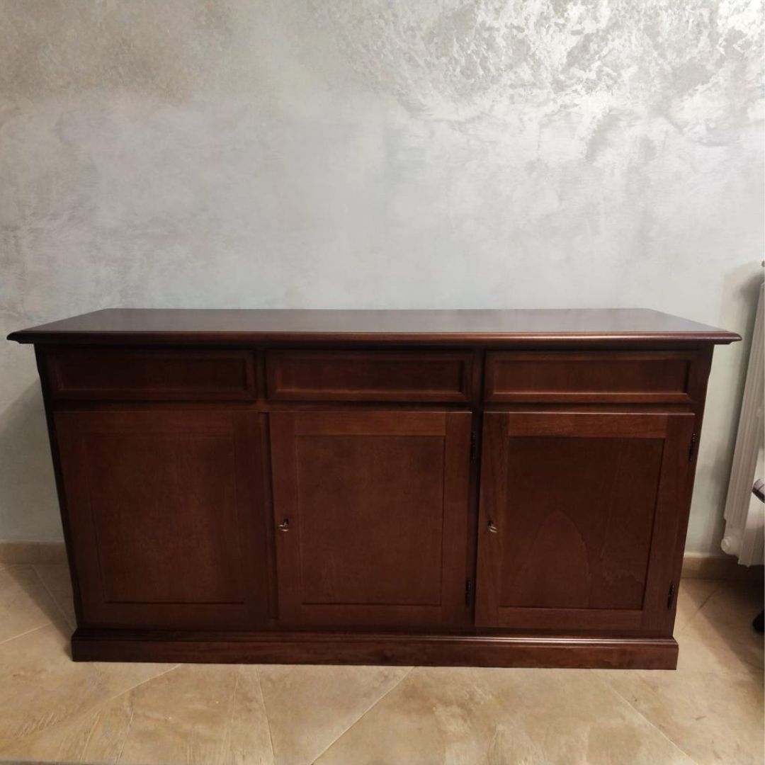 Credenza classica in legno 3 ante e 3 cassetti in un ambiente domestico