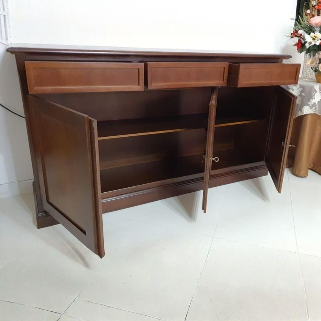 Credenza porta TV in legno con 3 ante e 3 cassetti in soggiorno