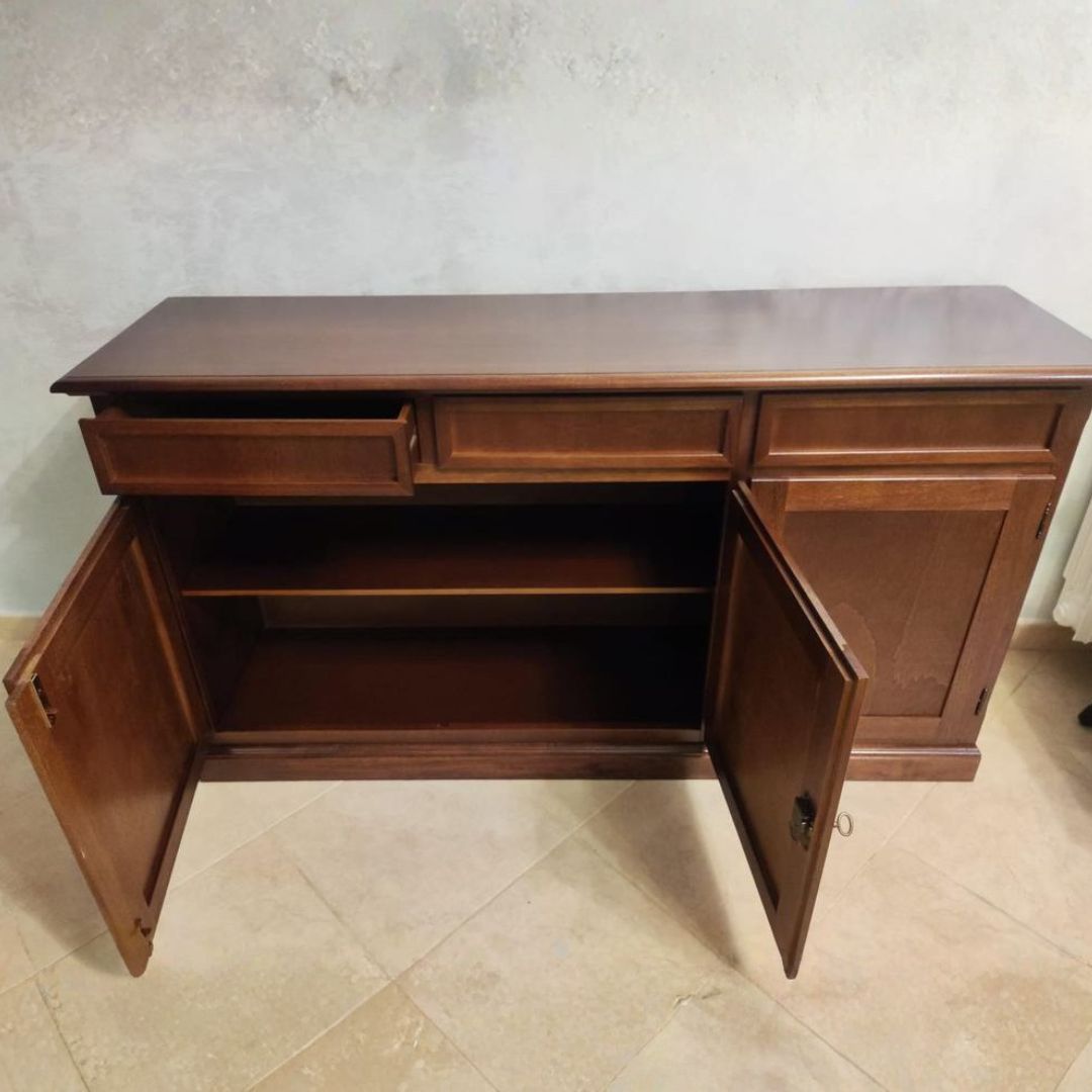 Credenza in legno stile rustico con 3 ante e cassetti, decorata con candelabri