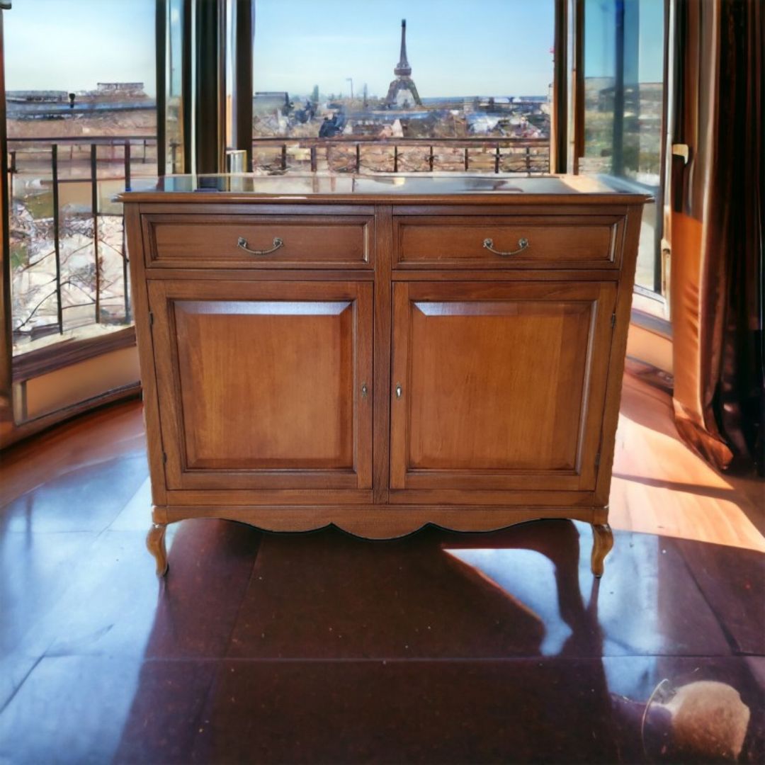 Mobile credenza in legno finitura Bassano con 2 ante e 2 cassetti, decorato con centrino e pianta, stile classico.