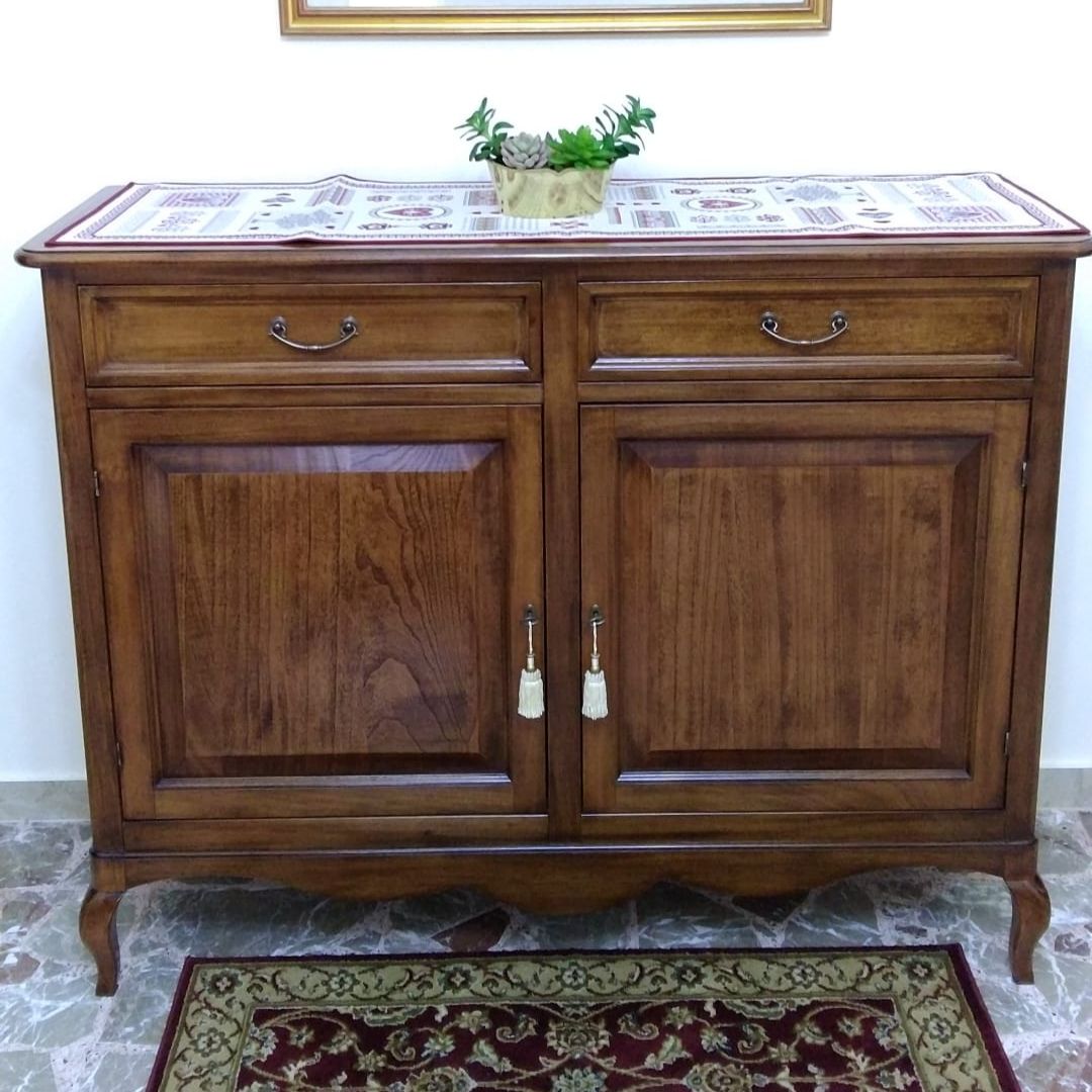Credenza in legno stile Arte Povera, 2 ante e 2 cassetti, finitura Bassano, vista frontale in laboratorio.