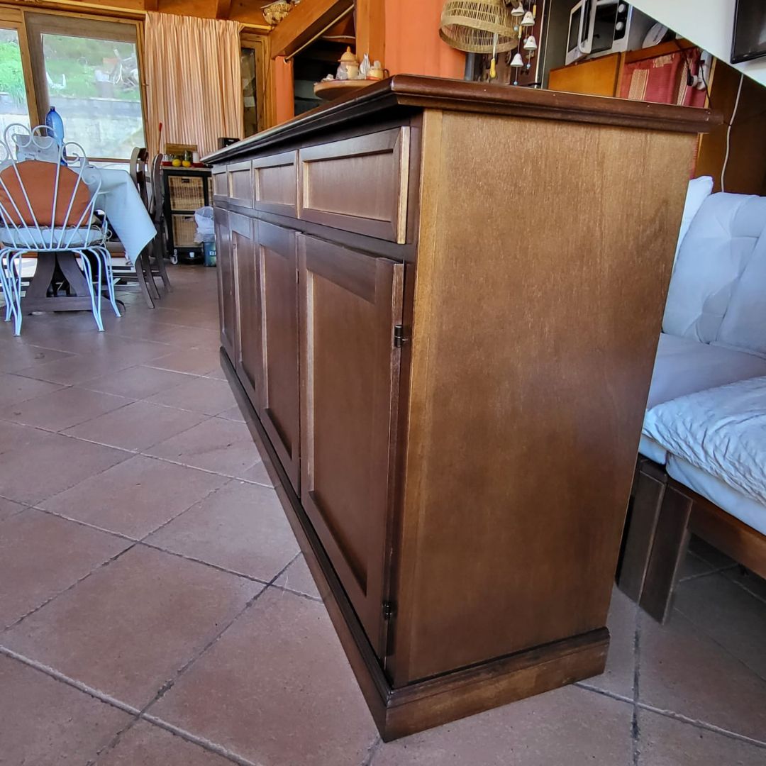 Vista angolare laterale di credenza classica in legno 4 ante e 4 cassetti
