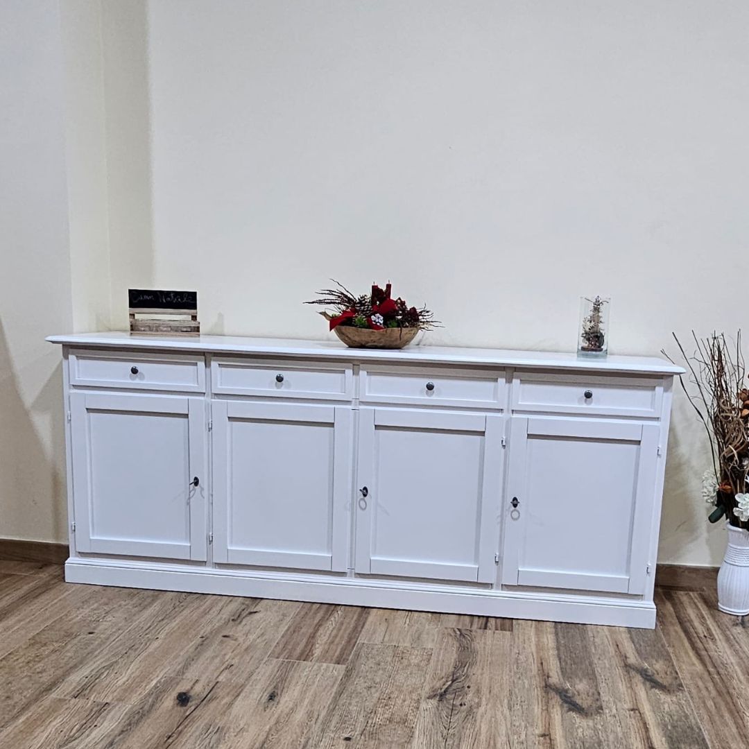 Credenza 4 ante stile arte povera, vista frontale su pavimento in legno.