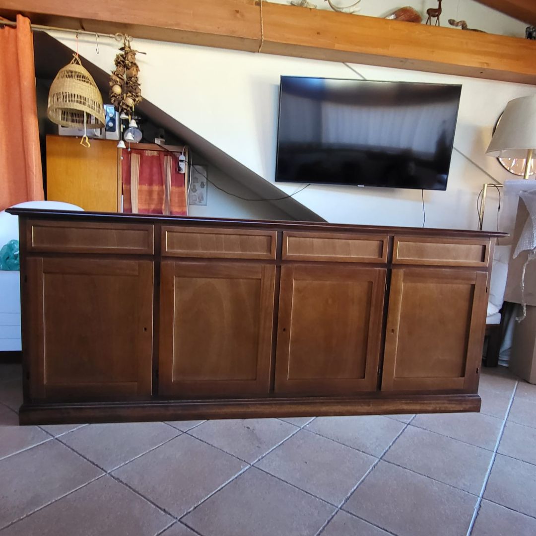 Mobile credenza in legno stile arte povera con 4 ante e cassetti, vista panoramica