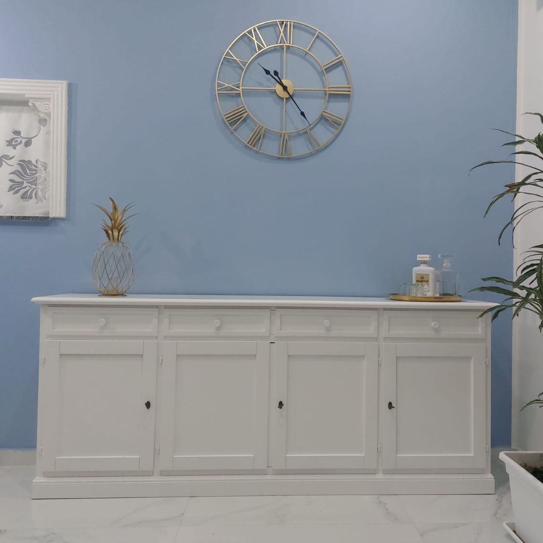 Credenza bianca 4 ante in un ambiente soggiorno moderno-classico.