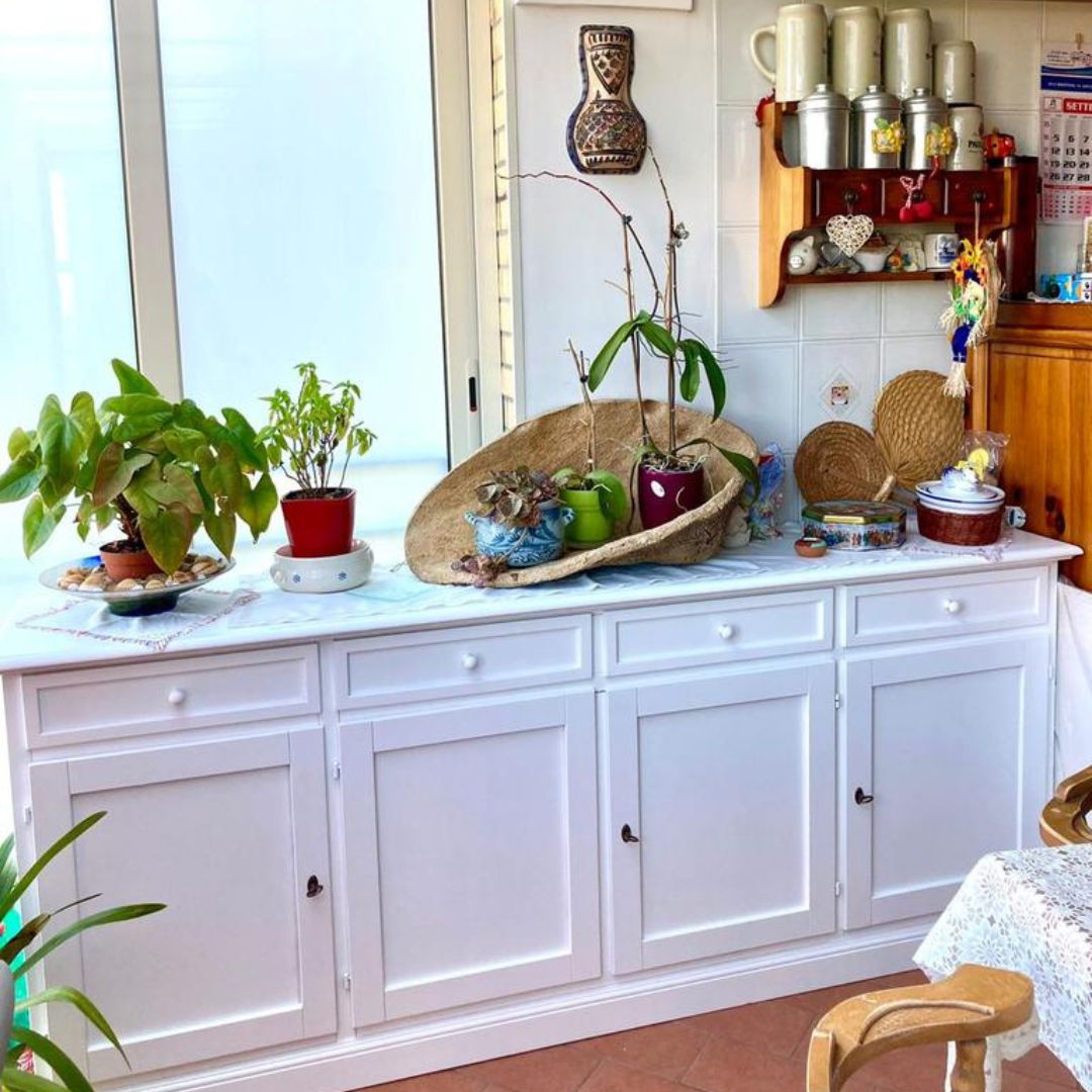 Credenza in legno con 4 ante e 4 cassetti, design classico arte povera.
