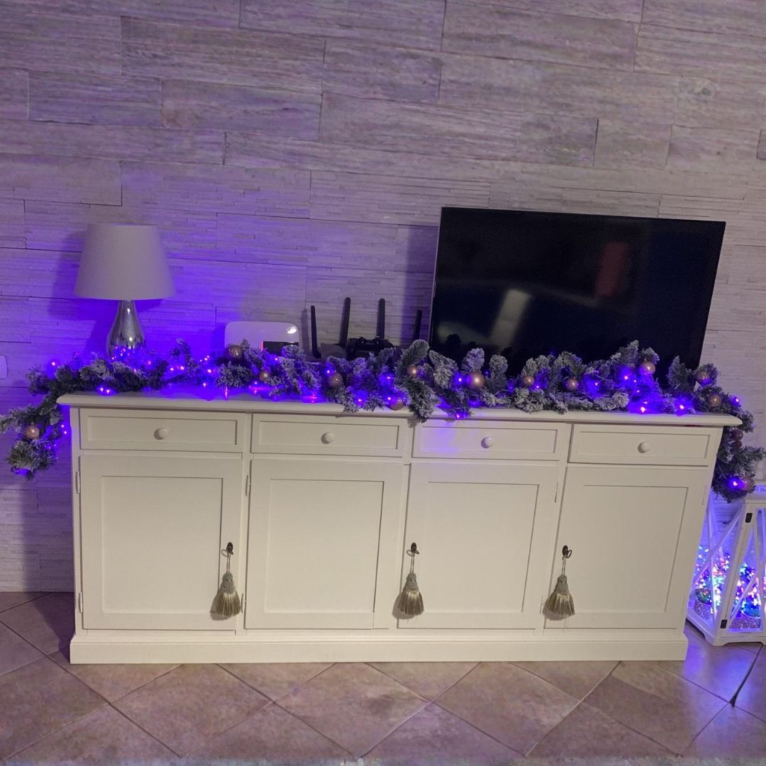 Dettaglio maniglie e finitura legno di credenza stile arte povera.