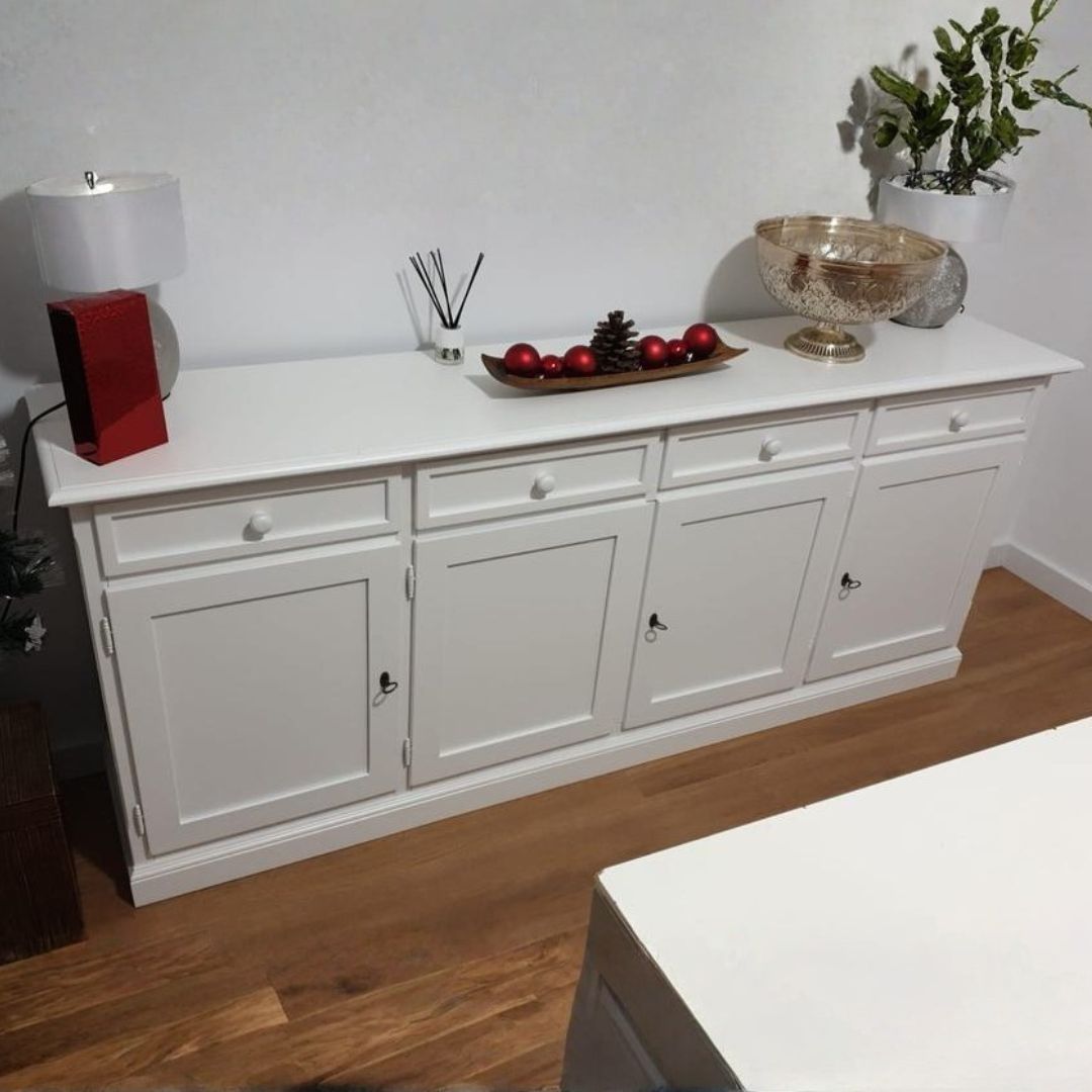 Credenza 4 ante 4 cassetti in ambiente luminoso, stile classico.