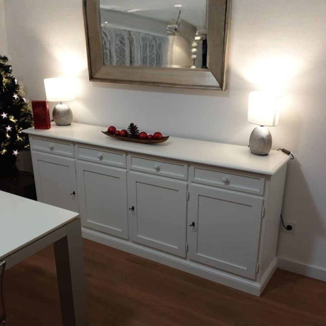 Credenza in legno posizionata in soggiorno, design arte povera