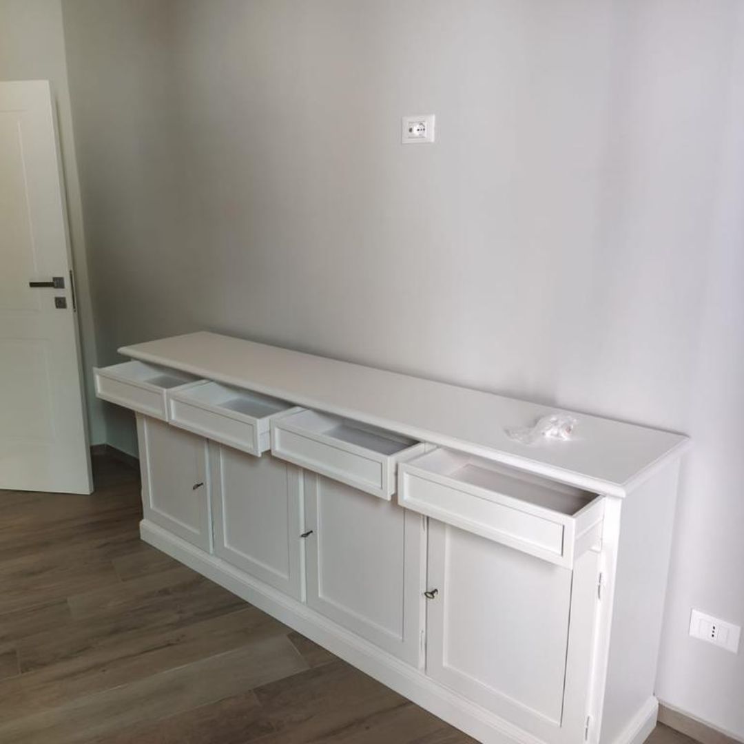 Credenza classica con cassetti superiori, ideale per sala da pranzo.