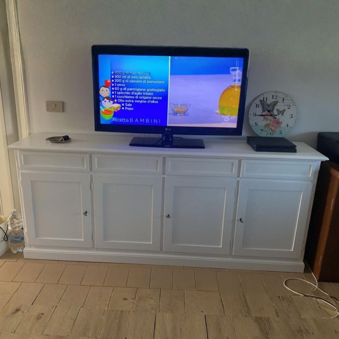 Credenza in legno massello 4 ante, complemento d'arredo elegante.