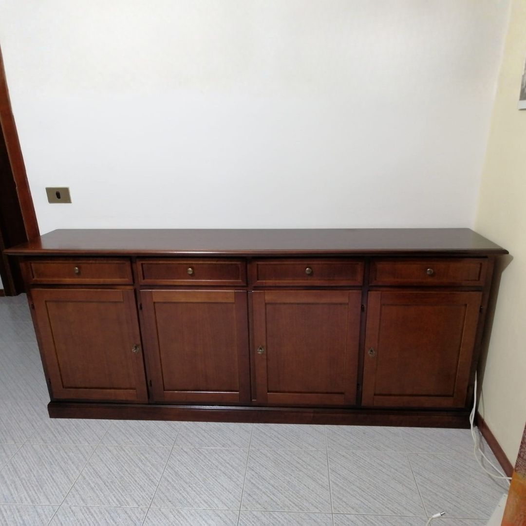 Credenza in legno massiccio noce scuro con 4 ante e 4 cassetti, vista frontale
