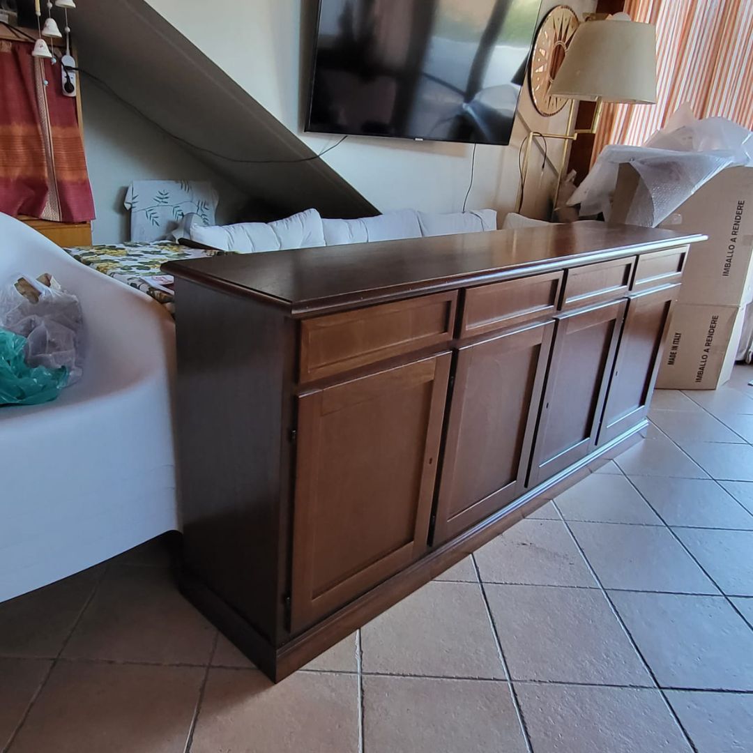 Vista prospettica di mobile credenza in legno arte povera con 4 ante