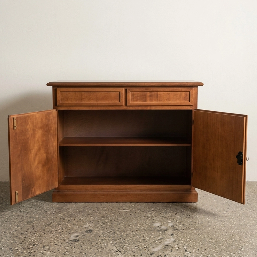 Vista interna con ripiano di credenza in legno arte povera a 2 ante aperte - Marca Design Shop