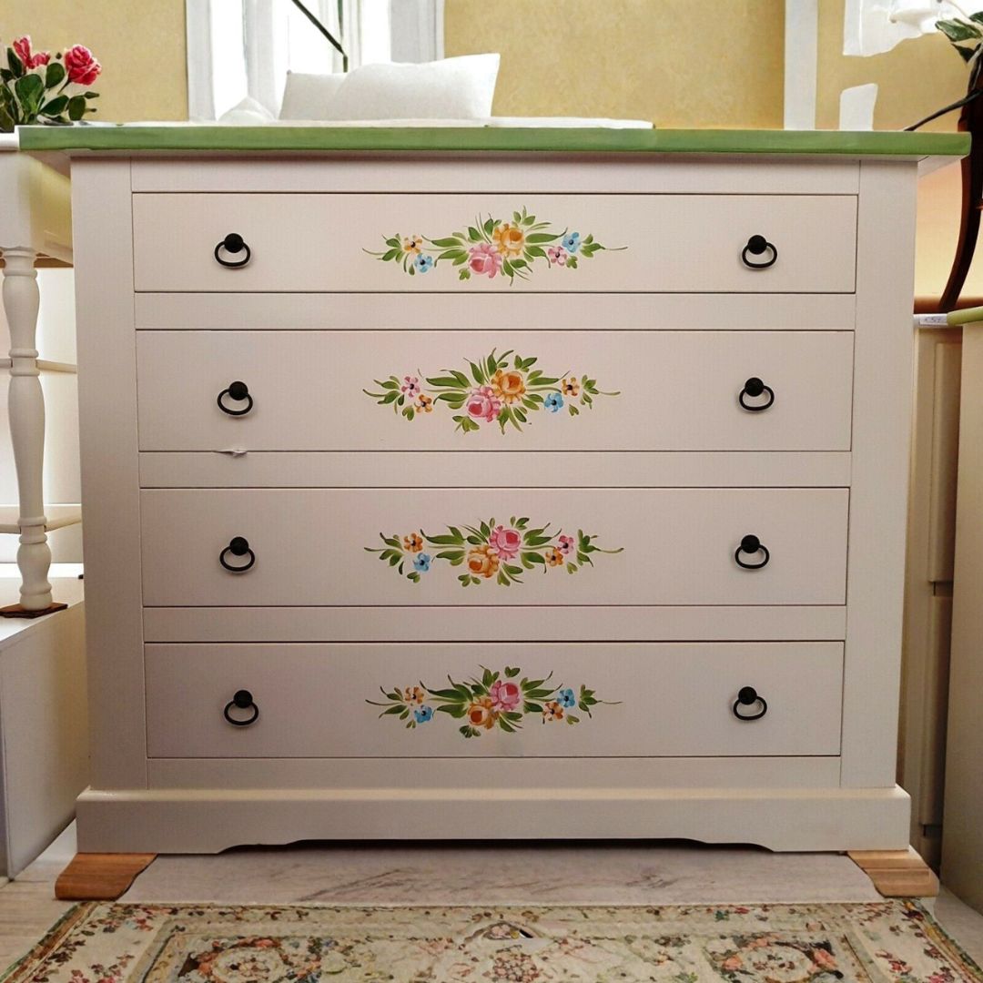 Comò in legno bianco a quattro cassetti con decorazioni floreali dipinte a mano