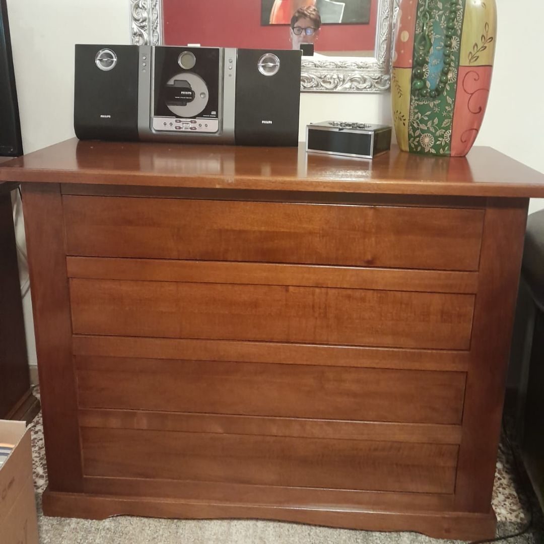 Comò in legno color noce scuro a tre cassetti, arredamento per camera da letto.